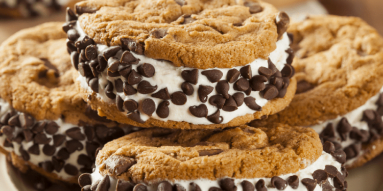 Blueberry Lemon Crunch Pie Is the Prettiest No-Bake Summer Dessert